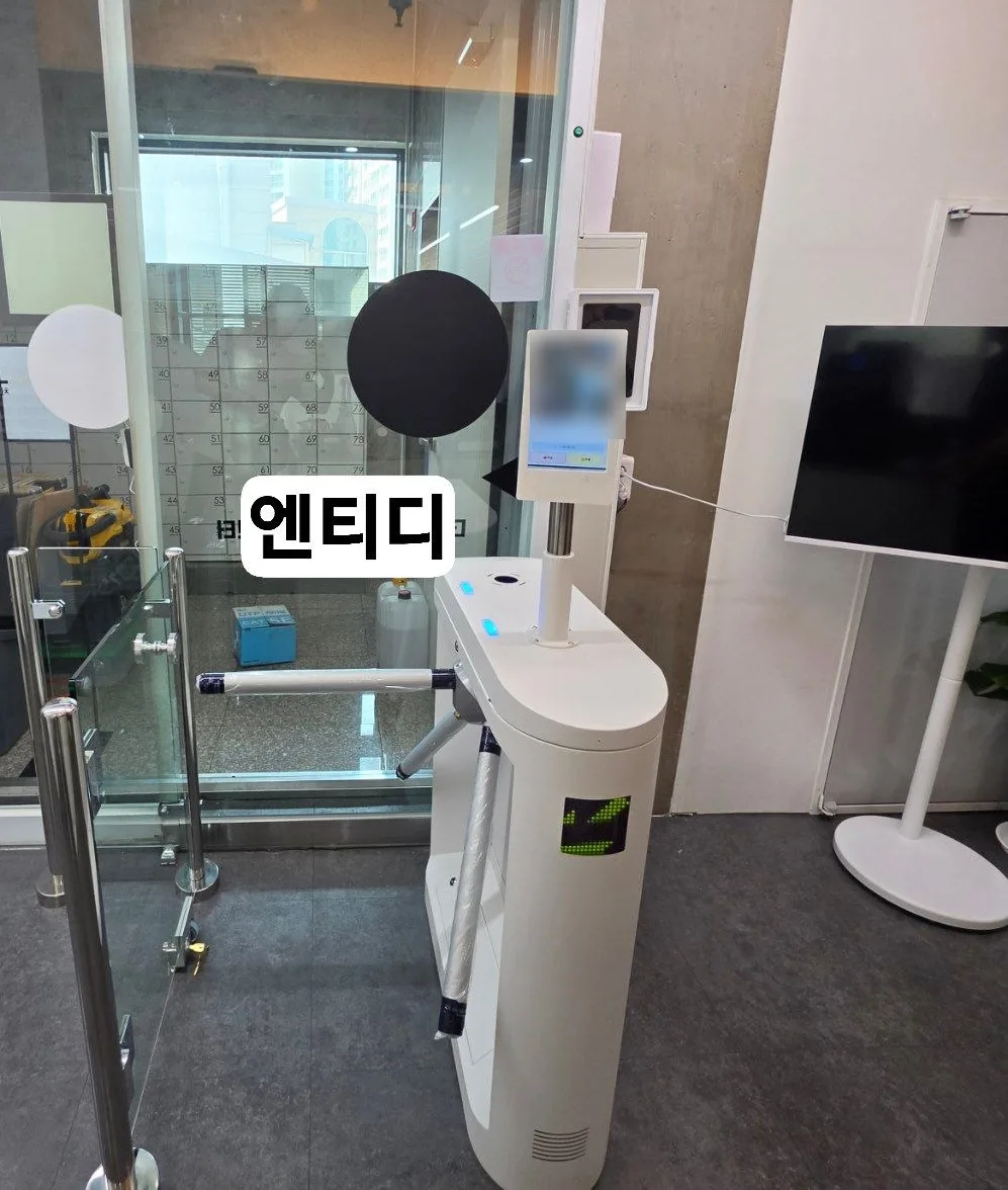 대구 관리형 독서실에 설치된 얼굴인식 출입 게이트
